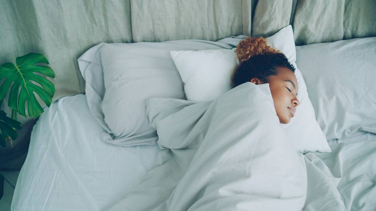Bar chart showing prevalence of common sleep disorders: insomnia (10-15%), sleep apnea (5-10%), restless legs (5-10%), circadian rhythm disorders (1-3%)