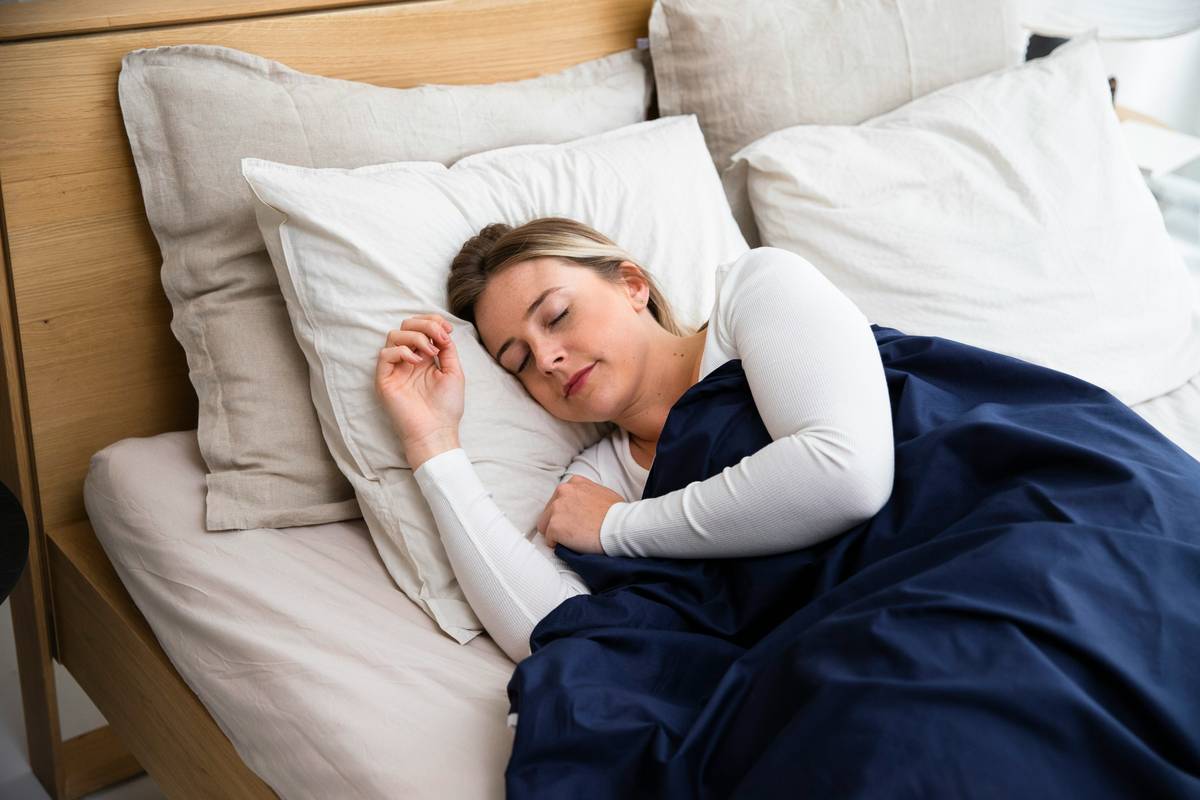 Infographic showing links between chronic insomnia and health risks: depression (4x risk), heart disease (29% increase), diabetes risk, and workplace errors.