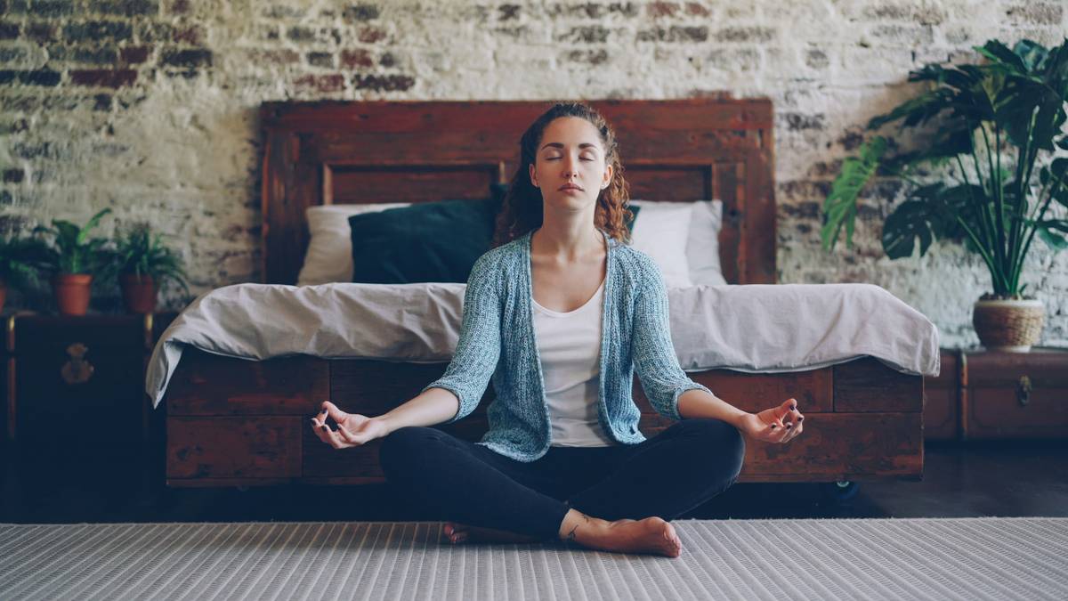Bar chart showing 37% faster sleep onset and 29% fewer awakenings in yoga group vs control after 8 weeks